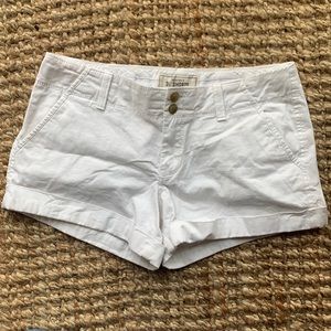 Old Navy khakis 3.5 shorts. White. Size 4 Reg. Small blue line as shown in pic.